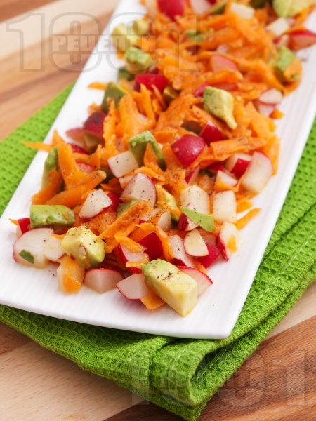 Лесна салата с моркови, репички и авокадо - снимка на рецептата